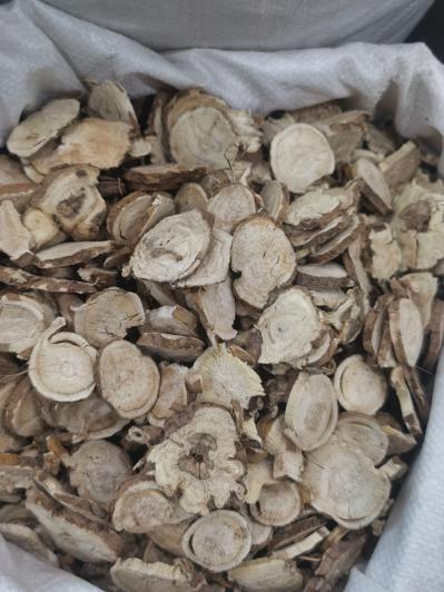出售苦参统货，价格美丽，欢迎咨询