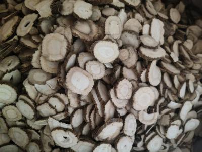 出售八个筛的无硫白芷、北京菊、金丝皇菊，需要的老板请联系我