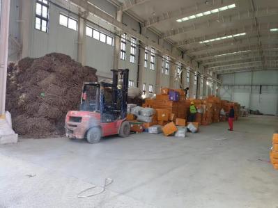 大量出售进口甘草，目前已到仓库1000吨